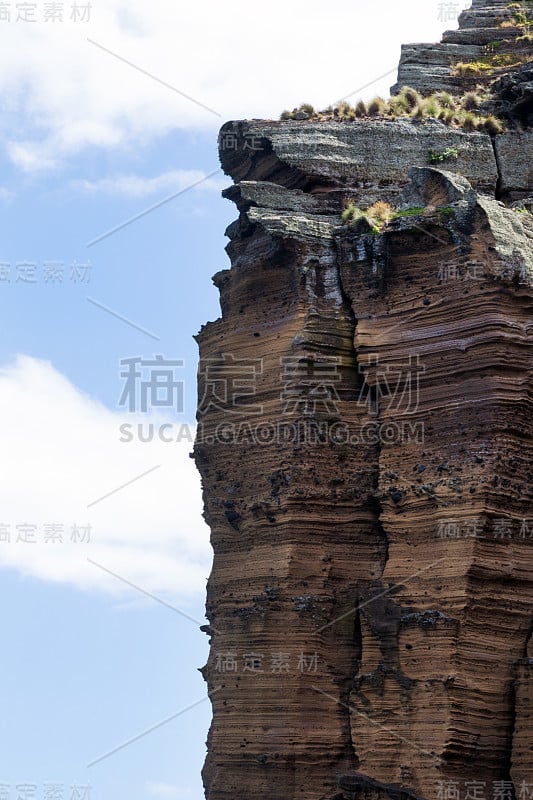 葡萄牙亚速尔群岛令人惊叹的风景。在维拉弗兰卡无人居住的火山岛上，巨大的岩石映衬着蓝天。