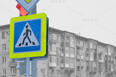 灰色房子旁边的人行横道标志。