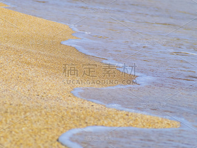 沙滩和大海在一个阳光明媚的日子