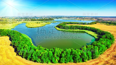 有河流和麦田的乡村风景