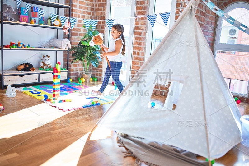 可爱的幼童在幼儿园玩很多玩具