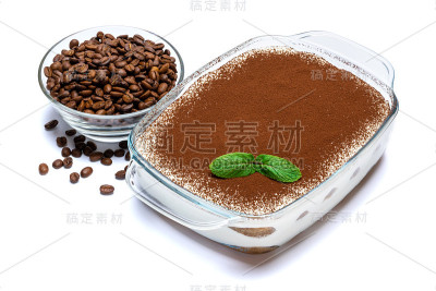 传统的意大利提拉米苏甜点在玻璃烘焙盘和咖啡豆分离上白