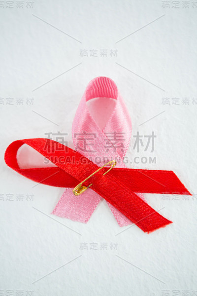 高角度的红色和粉红色的意识丝带