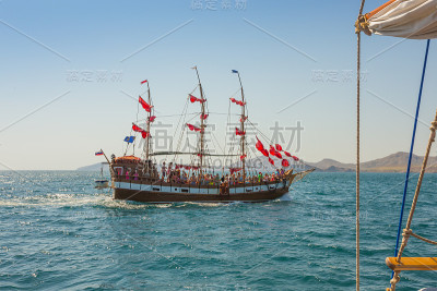 旧船在海上航行
