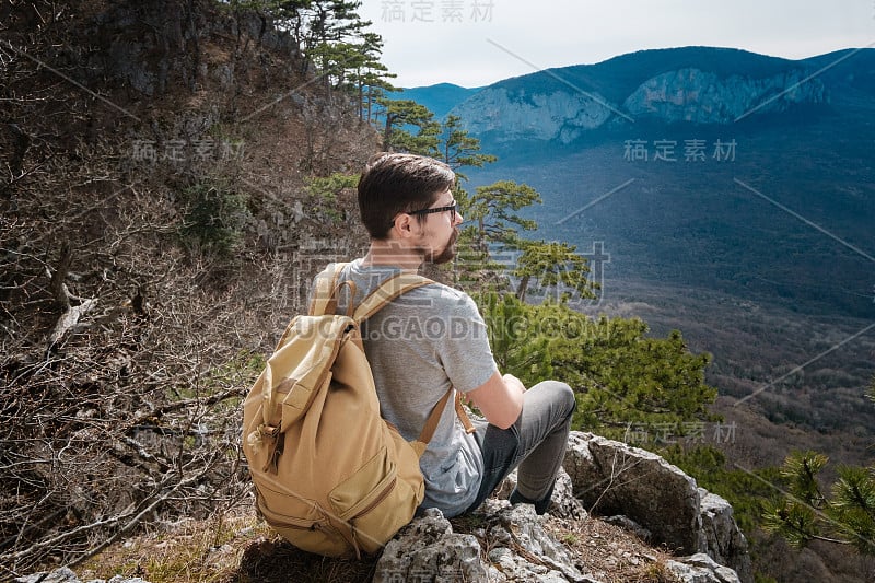 春天山里的年轻潮男