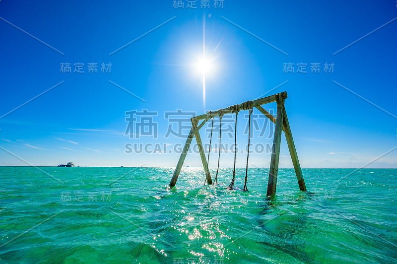 在清澈湛蓝的海水中摇摆-橙色海湾海滩与白色海滩-吉敦岛天堂般的海岸线，马赫米亚，赫尔加达，红海，埃及