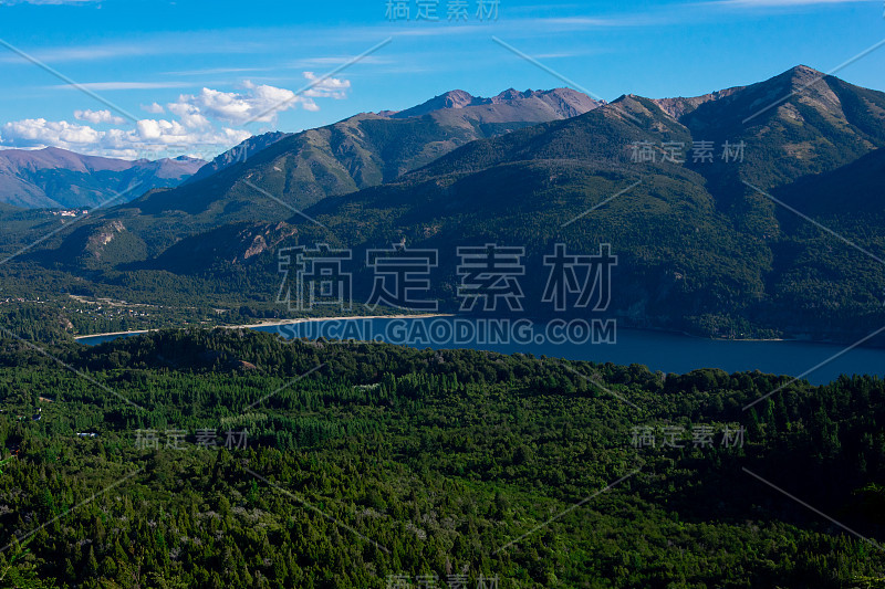 佩里托莫雷诺湖和山从坎帕纳里奥山的观点