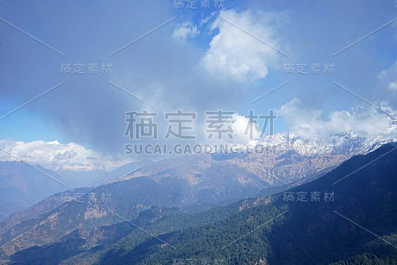 多云的蓝天和雪山与杜鹃树公园，尼泊尔的国花