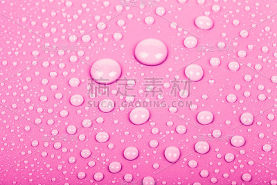 彩色背景上的水滴。粉红色的。浅深