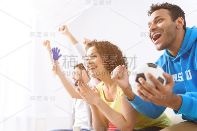 一群多国球迷在欢呼