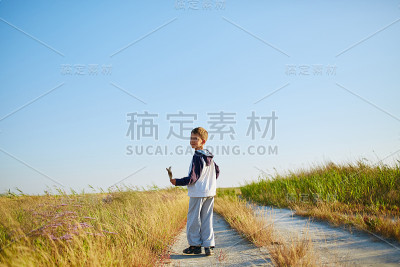 沙漠中的男孩