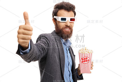 留着胡子，戴着3D眼镜，吃着爆米花，竖起大拇指