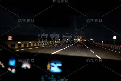 开车，夜间高速公路