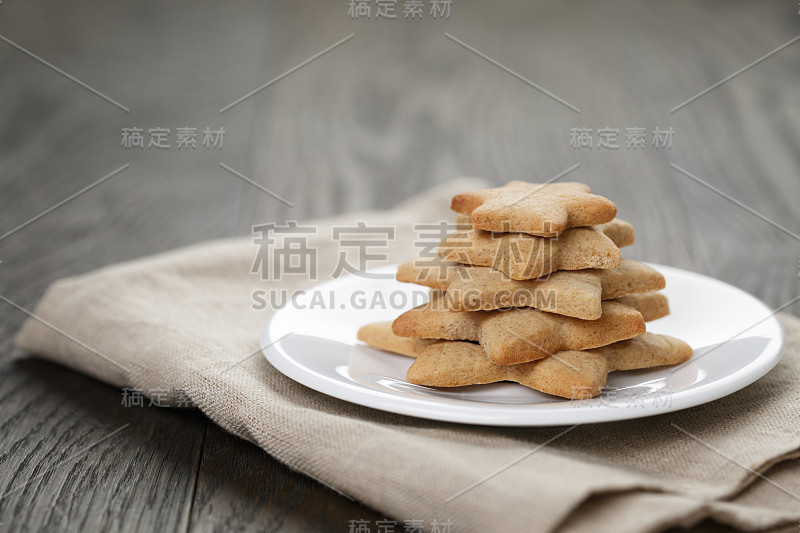 自制的星形姜饼放在木桌上