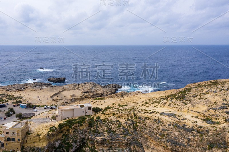 无人机鸟瞰岩石海岸线和海洋。马耳他戈佐Dwejra湾的蓝洞和倒塌的Azure窗户