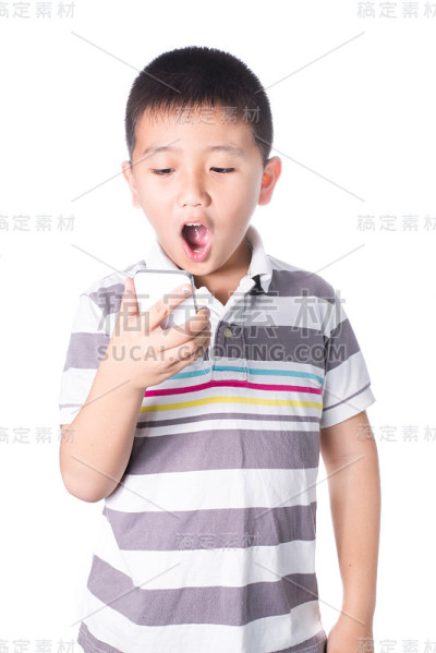 小男孩手拿手机孤立无间