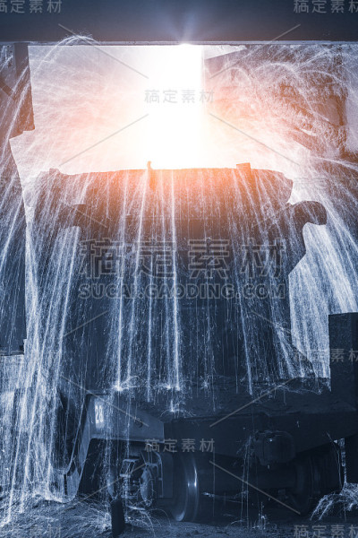 炼钢厂高炉中的液态金属
