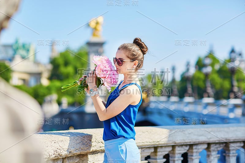 巴黎亚历山大三世桥上的一名巴黎女子