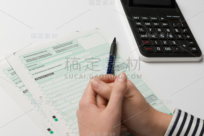 女性手的特写和表格的税务申报