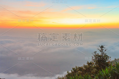 日出时分，雾绕山