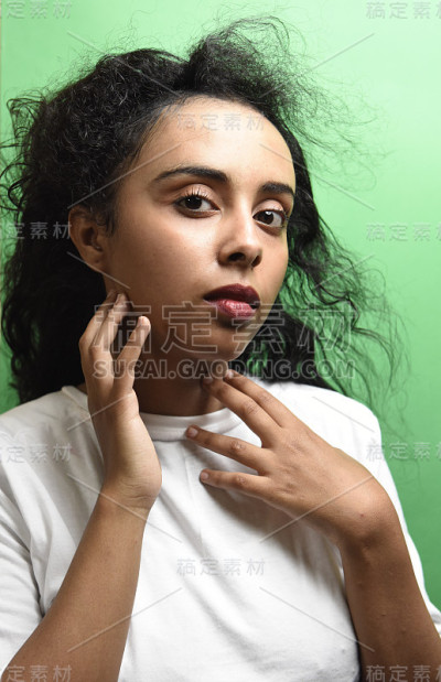 美丽的非洲女孩在表达她的性感