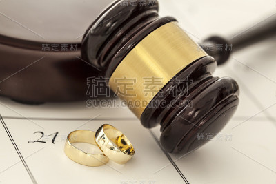 离婚概念与木槌和结婚戒指