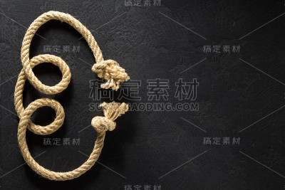 船绳在黑色背景