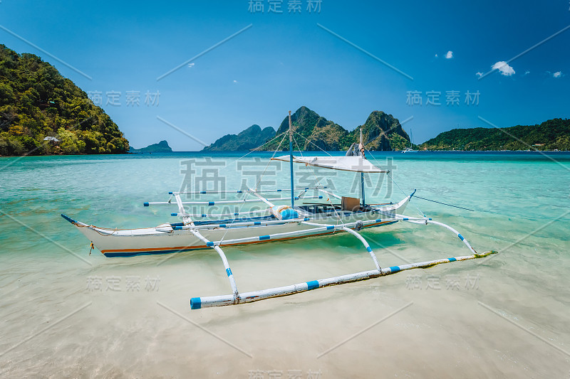 El Nido，巴拉望，菲律宾。当地旅游班卡船的岛屿跳跃之旅。背景是美丽的山脉