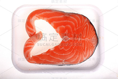 白色背景的盒子里有新鲜的鲑鱼