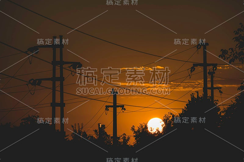 太阳落在电线之间