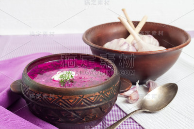 传统立陶宛(俄罗斯，乌克兰，白俄罗斯，波兰)甜菜根冷汤