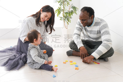 孩子和妈妈在英语学校