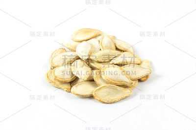 靠近一堆南瓜籽
