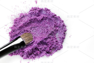 破碎的紫色眼影和化妆刷隔离在白色的背景
