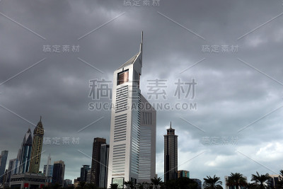 令人惊叹的阿联酋塔，双子摩天大楼。从Sheikh Zayed路，住宅和商业天际线，迪拜，阿联酋