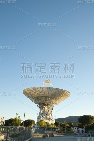 马德里深空通信中心下午的场景。它是美国宇航局深空网络的一部分