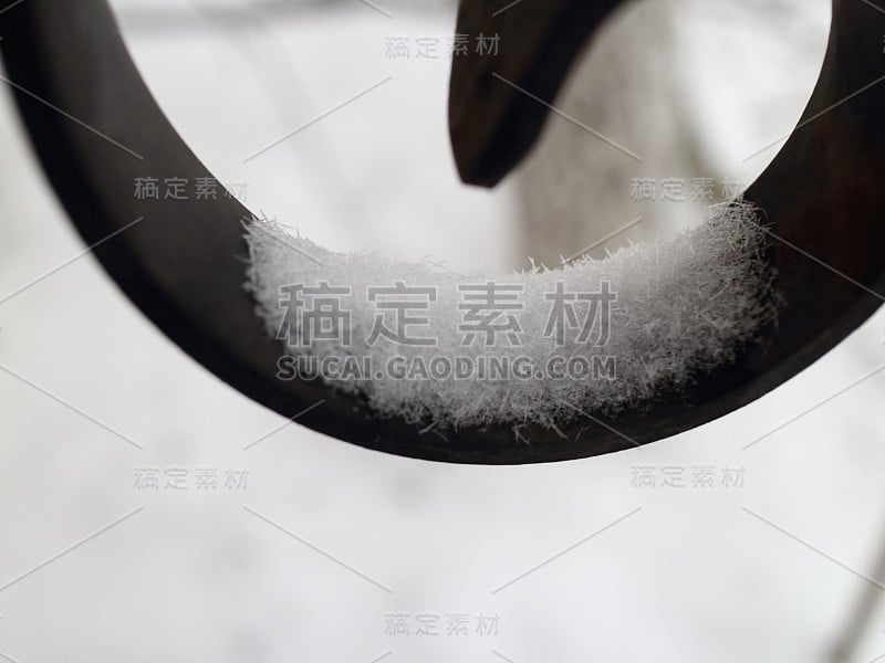 黑色铸铁炉排上的雪花针型