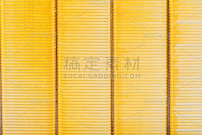 背景是黄色金属条