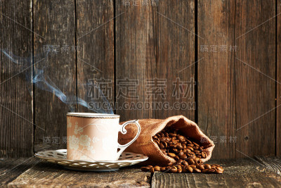 一杯咖啡和咖啡豆