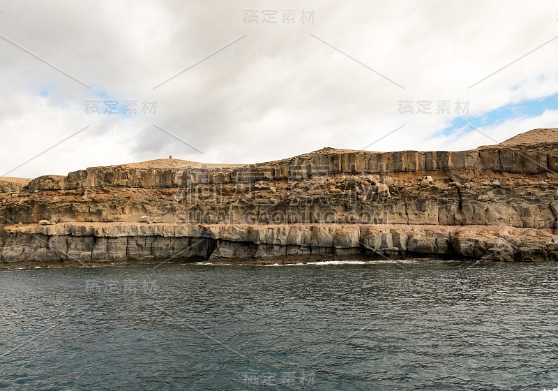 西班牙加那利群岛的大加那利群岛:火山岩层。地层。莫根港和波多黎各之间美丽的山脉。