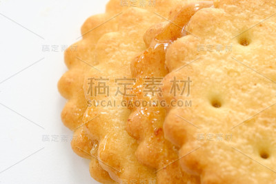 白色背景上孤立的甜食消化饼干堆