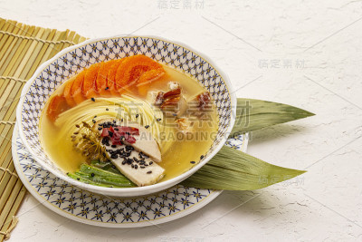 韩式面汤，熏鸡和蔬菜。辛辣的健康菜肴。白色腻子纹理背景