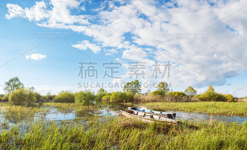 在普斯科夫地区的Tsevlo湖附近的海峡中，两艘系船的傍晚景观