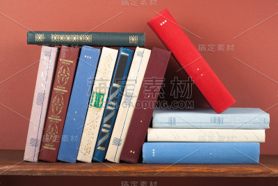 打开书，精装的彩色书放在木桌上。回到学校。为文本复制空间。教育业务概念