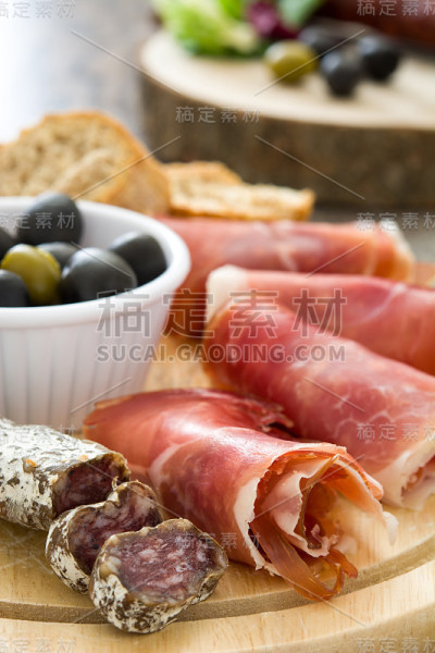西班牙塞拉诺火腿配橄榄和莴苣