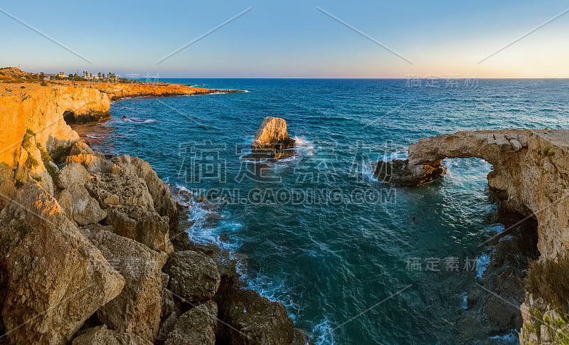 情人桥在日落在阿伊纳帕-塞浦路斯