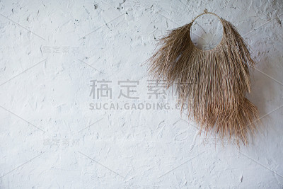 白砖墙上的干花环