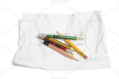 铅笔和皱巴巴的纸