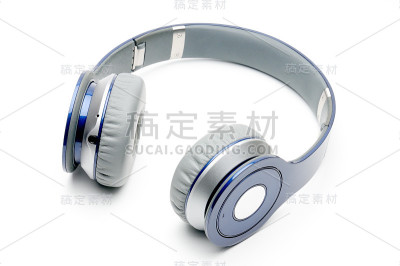 在白色背景下听音乐的现代耳机