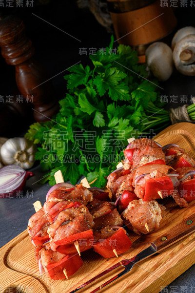 生羊肉串配各种蔬菜